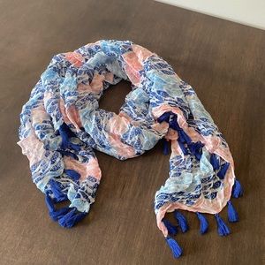 Scarf with fish design